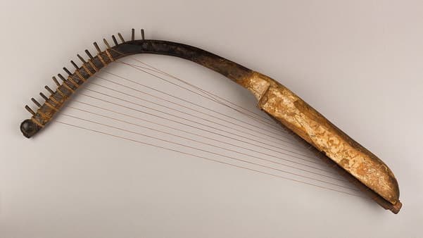Древнеегипетская арфа (XIV в. до н. э.)