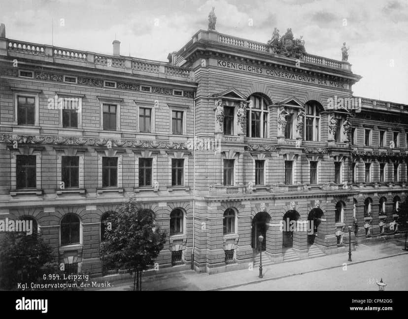 Историческое здание Лейпцигской консерватории, черно-белая фотография.