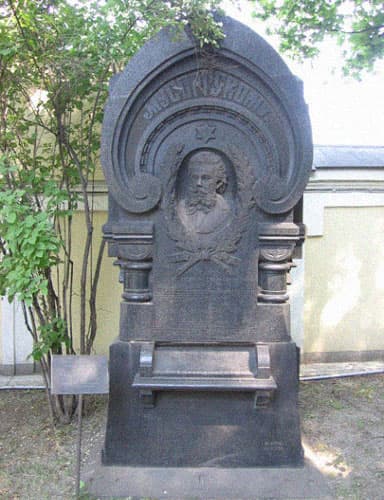 Памятник на могиле Мусоргского