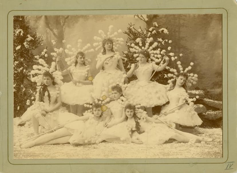 Историческая фотография сцены из балета Щелкунчик с артистами в костюмах у рождественской ёлки