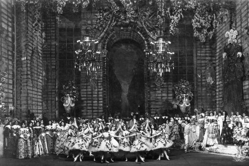 Историческая фотография сцены из балета Спящая красавица с пышными декорациями и артистами в костюмах