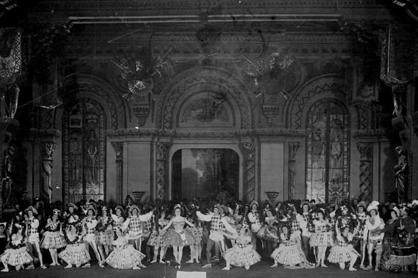 Историческая фотография сцены из балета Раймонда с артистами в средневековых рыцарских костюмах
