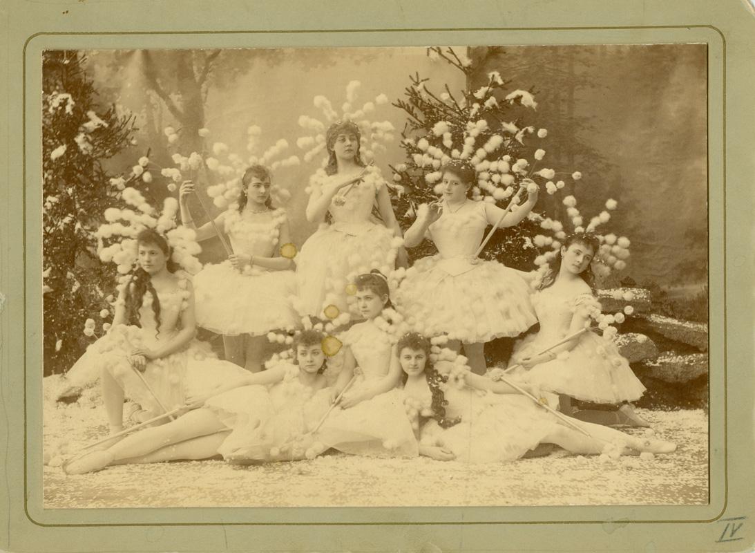 Историческая фотография сцены из балета Щелкунчик с артистами в костюмах у рождественской ёлки